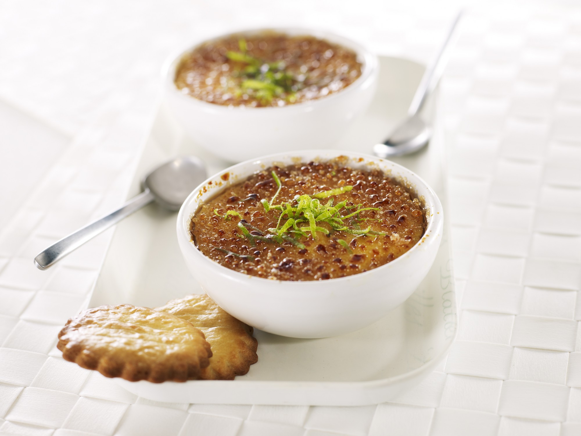Crème brûlée, photographie culinaire en studio à Lyon par Julien Bouvier