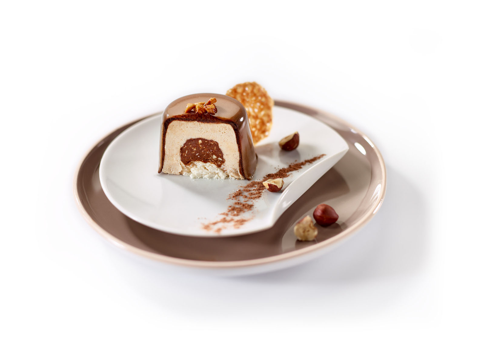 Dôme noisette, photographie culinaire en studio à Lyon par Julien Bouvier