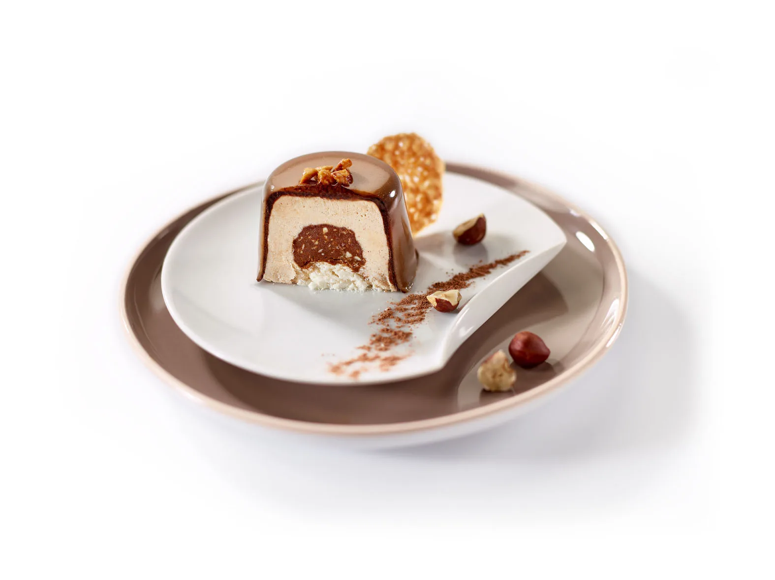 Dôme noisette, photographie culinaire en studio à Lyon par Julien Bouvier