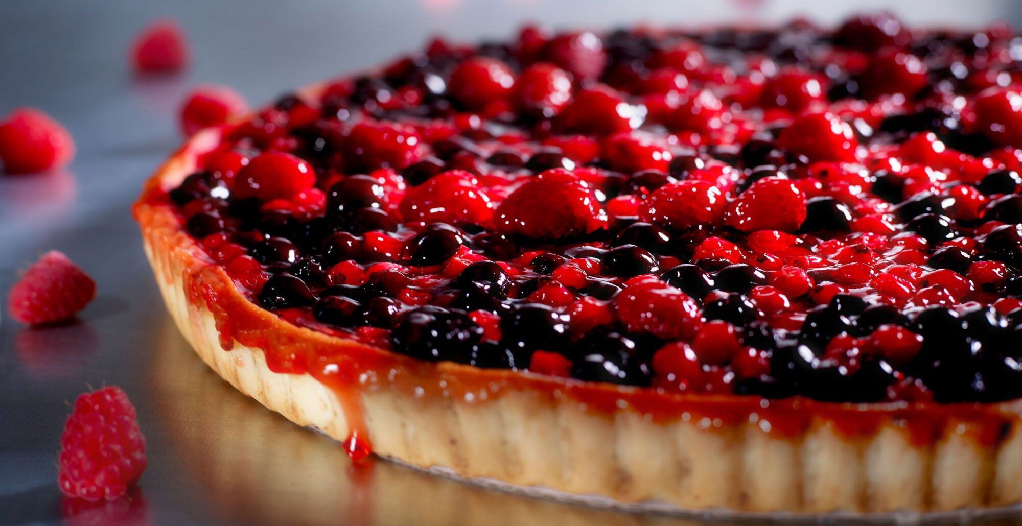 Tarte aux fruits rouges, photographie culinaire en studio à Lyon par Julien Bouvier