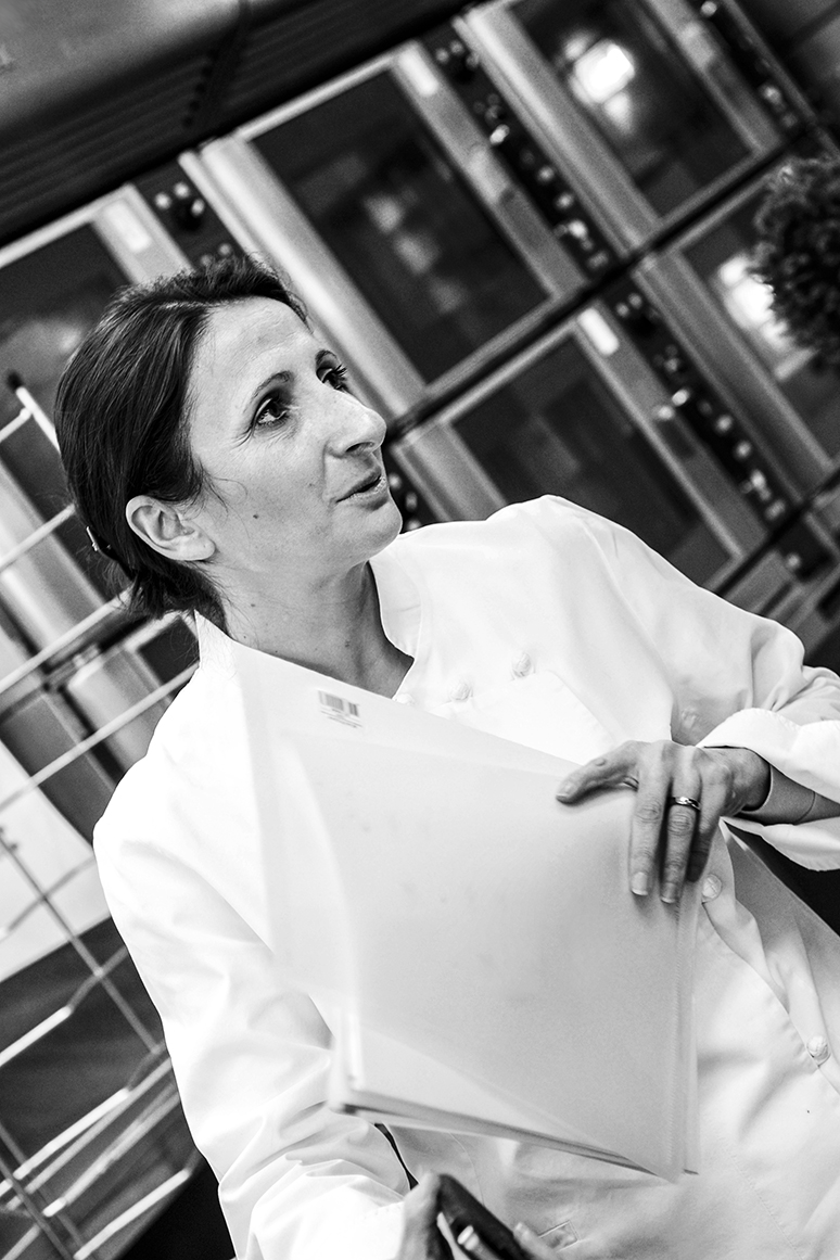 Portrait de la cheffe Anne-Sophie Pic par Julien Bouvier, photographe culinaire à Lyon