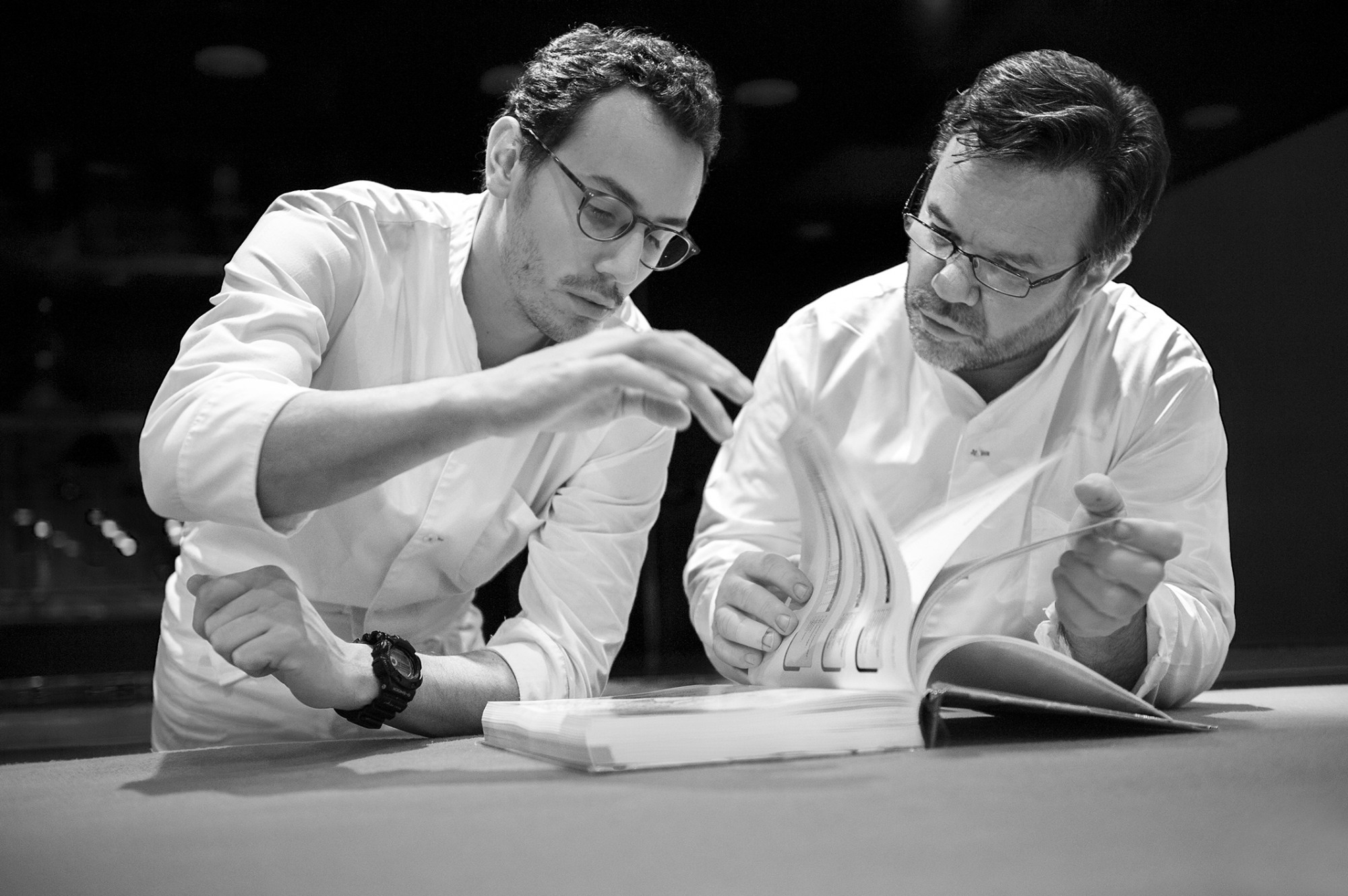 Le chef Michel Troisgros en cuisine, photographié par Julien Bouvier